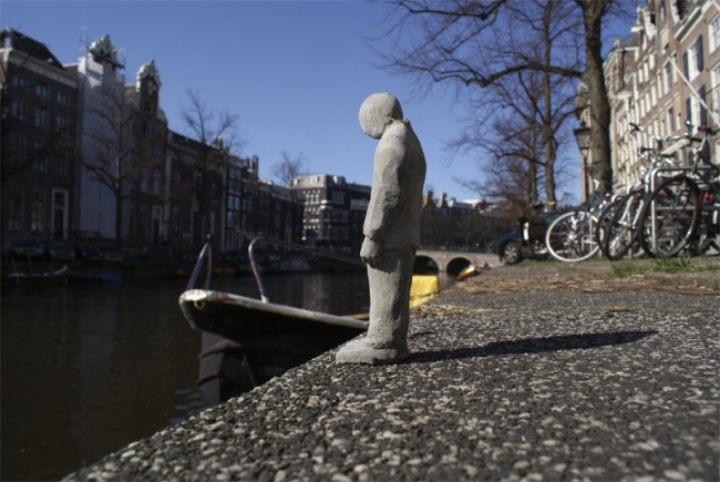 Street Art fron street artist Isaac Cordal Street