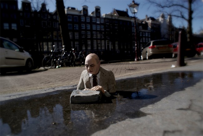 Street Art fron street artist Isaac Cordal Street